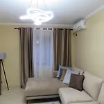 Cozy & Comfort Near Center, Xhamlliku *