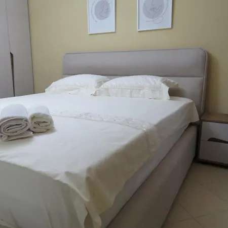 In Xhomlliku, Xhamlliku Apartmán