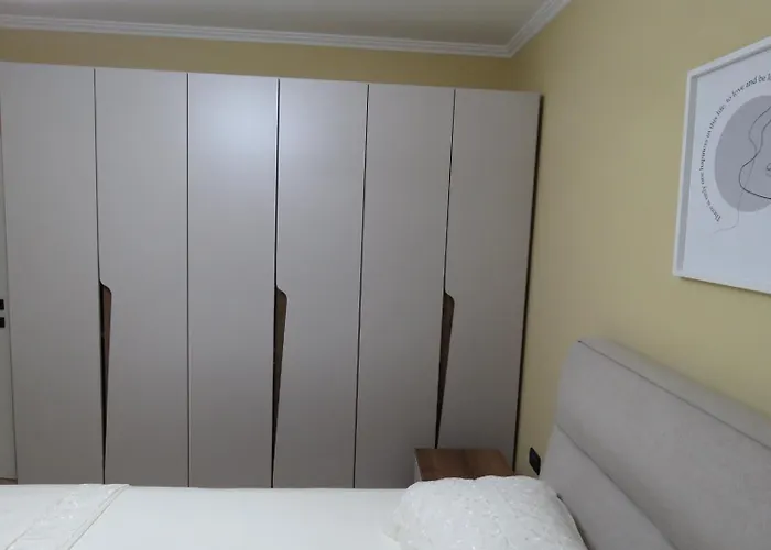 Lägenhet Cozy Near Center, Xhamlliku Tirana